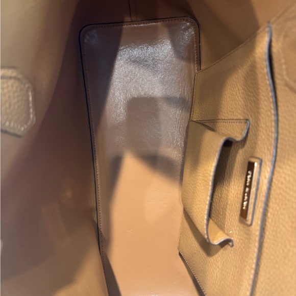 Tory Burch Perry Colorblock Tan & Gold Leather Tote with Tassel EUC used twice - Picture 5 of 6